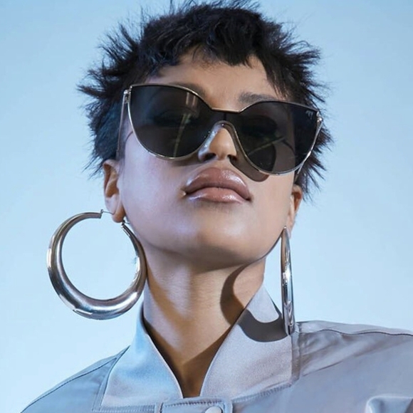 90's Y2K Reflective Large Graduated Hoop Earrings in High Shine Gold - Picture 1 of 5